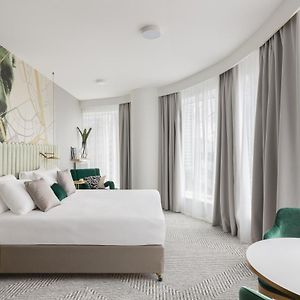 Junior Corner View Suite 1 King Bed
