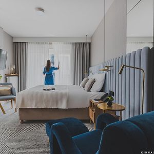 Standard Room 1 King Bed